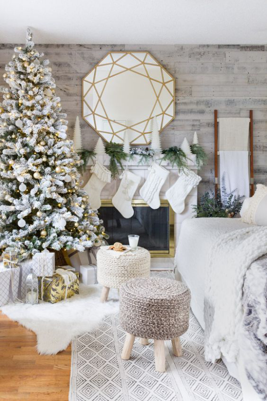 traumhafte Weihnachtsdeko im Wohnzimmer weiße Dekoration weiße Nikolausstiefel runder Spiegel über dem Kamin