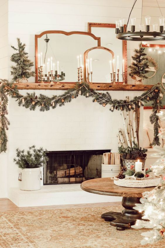 traumhafte Weihnachtsdeko im Wohnzimmer zwei kleine Tannenbäume am Kamin Tannengrün Girlande gemütlich warm