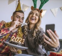 Silvester zu Hause feiern – 8 Tipps, um das neue Jahr in guter Laune zu empfangen