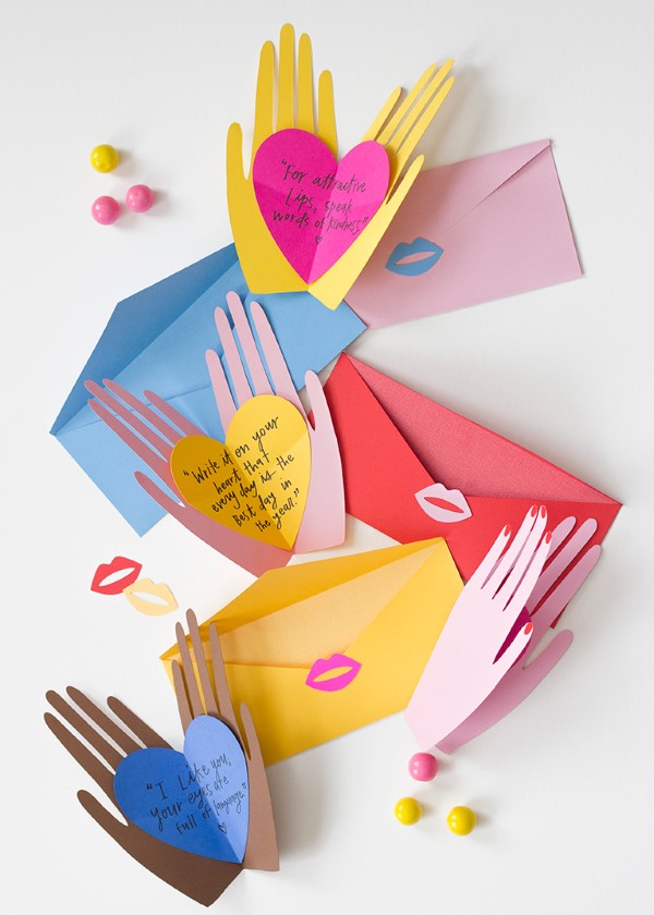 3D Klappkarte basteln zu Valentinstag – coole Ideen und Anleitungen valentinen hände überraschung
