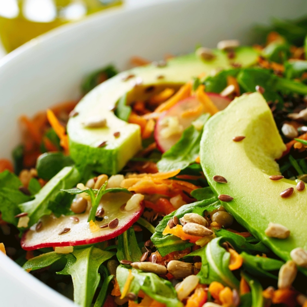 Ballaststoffreiche Ernährung – Alles, was Sie über Ballaststoffe wissen sollten buntes salat mit samen