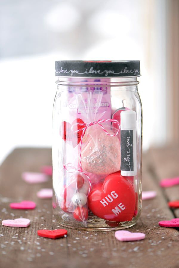 DIY Geschenke zum Valentinstag Kleinigkeiten in Rosa und Rot im Glas schön verpackt