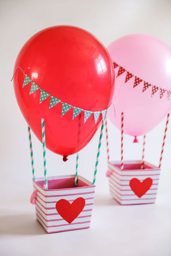 DIY Geschenke zum Valentinstag kleine Pappkörbe mit Herzen dekoriert zwei Ballons rot und rosa