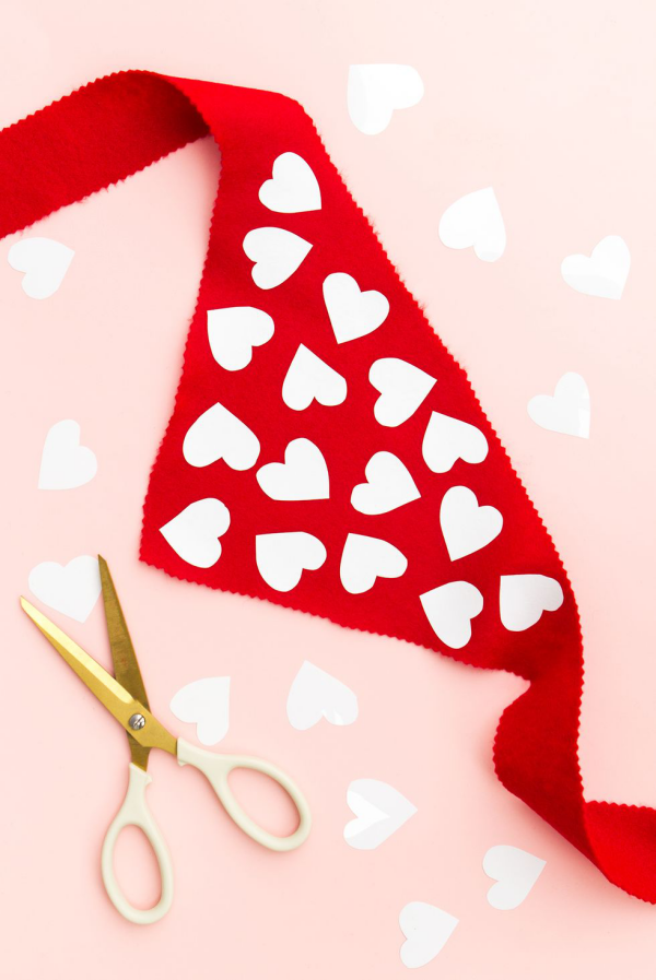DIY Geschenke zum Valentinstag roter Schal mit ausgeschnittenen Herzen Präsent für den Vierbeiner