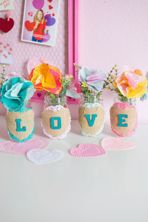 DIY Geschenke zum Valentinstag tolle Bastelidee für Teenies vier Einweckgläser Stoffstücke und Buchstaben darauf geklebt
