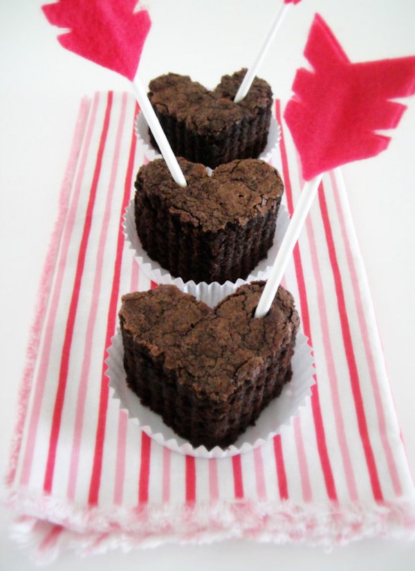 Das perfekte Valentinsgeschenk für ihn wählen oder basteln – Tipps und Ideen kekse muffins herzen pfeile (Custom)