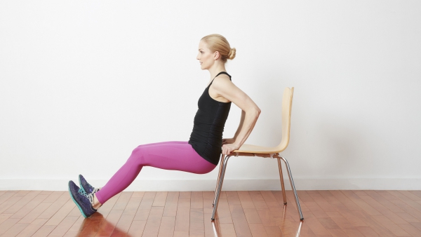 Einfache Trizeps Übungen, die Sie auch zu Hause machen können stuhl dips einfacher machen