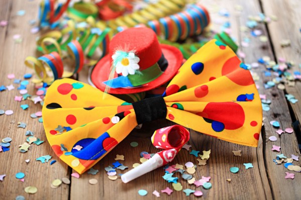 Faschingsdeko basteln – Anleitungen und Spielideen für Groß und Klein karneval geht auch zuhause