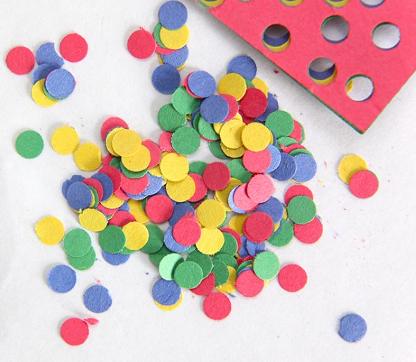 Faschingsdeko basteln – Anleitungen und Spielideen für Groß und Klein konfetti selber machen diy