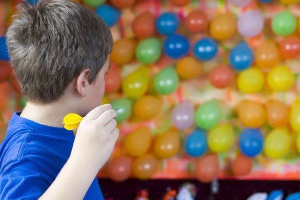 Faschingsdeko basteln – Anleitungen und Spielideen für Groß und Klein luftballons spiel darts