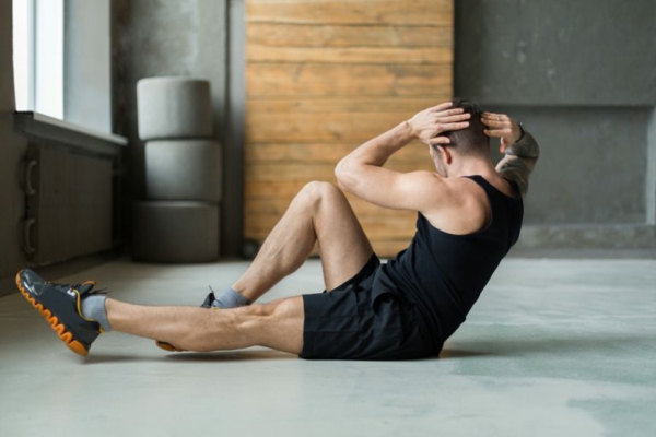 Fitnessübungen für Zuhause 10 besten Übungen für Männer Gekreuzte Bauchpressen