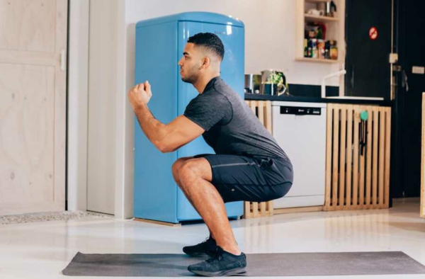 Fitnessübungen für Zuhause 10 besten Übungen für Männer Kniebeugen Varianten