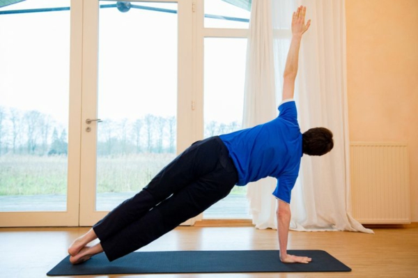 Fitnessübungen für Zuhause 10 besten Übungen für Männer Seitliche Plank-Übung