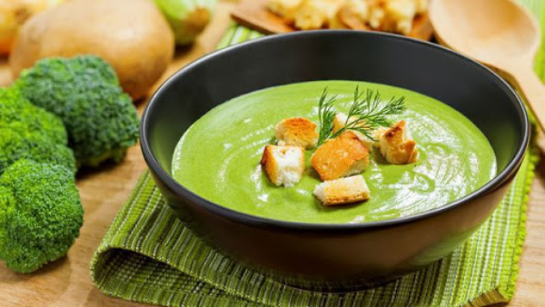 Gesundes Essen in Corona Zeiten Brokkoli Suppe essen gesund und lecker