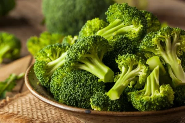 Gesundes Essen in Corona Zeiten Brokkoli enthält viel Vitamin A frisch gesund
