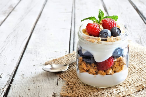 Gesundes Essen in Corona Zeiten Joghurt natürliches Probiotikum mit Früchten schmeckt lecker