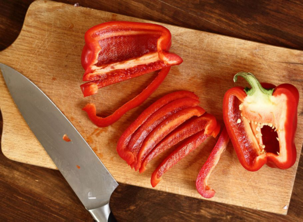 Gesundes Essen in Corona Zeiten roter Paprika Wundergemüse in der Küche