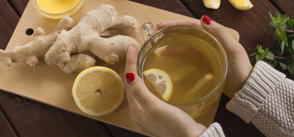 Getränke gegen Corona  ausreichend Flüssigkeit täglich konsumieren Ingwertee mit Honig und Zitrone
