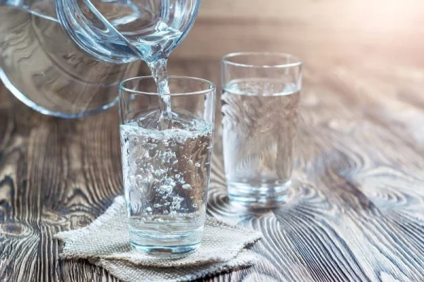 Getränke gegen Corona viel Wasser trinken täglich 8 Glas