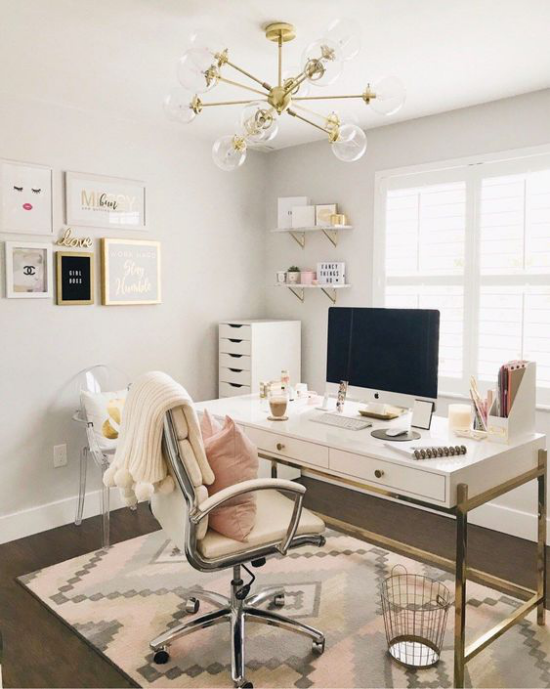 Home Office Guide angenehme Raumatmosphäre helle Pastellfarben weiche Texturen Teppich Schreibtisch bequemer Stuhl Wanddeko
