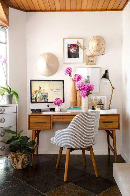 Home Office Guide grünpflanzen Orchidee schöne rosa Blüten in Vasen positive Wirkung auf Gemüt und Denken