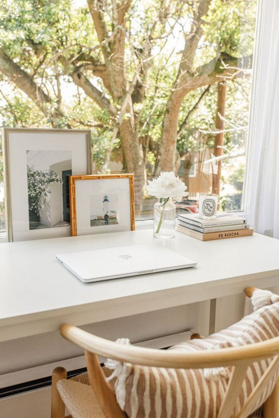 Home Office Guide schönes Heimbüro Schreibtisch Laptop bequemer Stuhlweiche Texturen herrliche Aussicht
