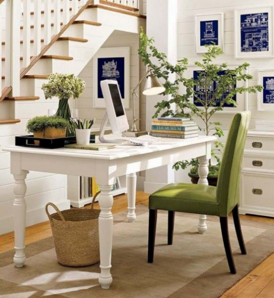 Home Office im Landhausstil Arbeitsecke neben der Treppe viele grüne Zimmerpflanzen Sessel in Grasgrün