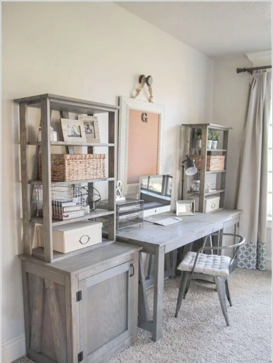 Home Office im Landhausstil Schreibtisch Schrank Regale aus grauem Holz Stuhl grauer Teppich