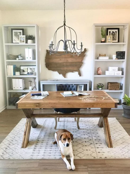 Home Office im Landhausstil Schreibtisch aus echtem Holz in der Mitte des Raums Hund darunter