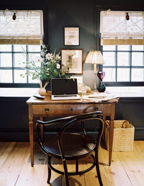 Home Office im Landhausstil rustikales Ambiente hell und dunkel im Kontrast helles Tageslicht dunkle Möbel