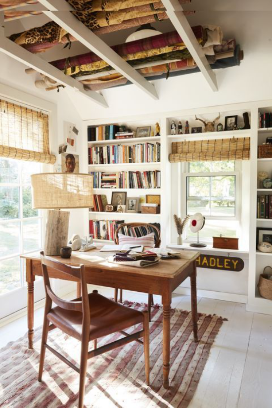 Home Office im Landhausstil sanfte Farben viel Holz Tageslicht schönes Zimmer produktiv arbeiten