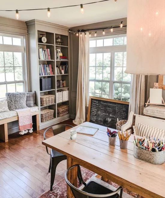 Home Office im Landhausstil schönes Arbeitszimmer beige dominiert dunkles Holz