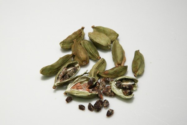Kardamom Tee – Wie gesund ist das exotische Gewürz aus Indien kardamom schoten gesund aromatisch