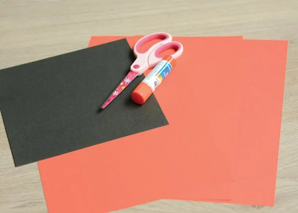 Marienkäfer basteln aus farbigem Bastlpapier Materialien