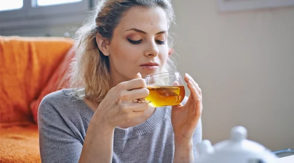 Natürliche Beruhigungsmittel aus der Naturapotheke und weitere Anti-Stress Tipps kräuter tee trinken