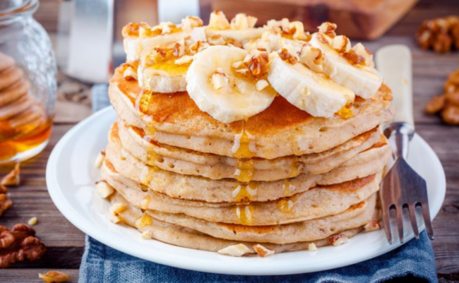 Pfannkuchen leicht gemacht mit Bananenstückchen und Honig serviert vorzüglich schmecken