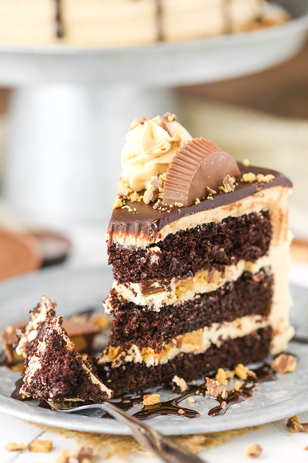 Schokoladenkuchen mit Erdnussbutter schmeckt himmlisch gut perfektes Dessert am Valentinstag