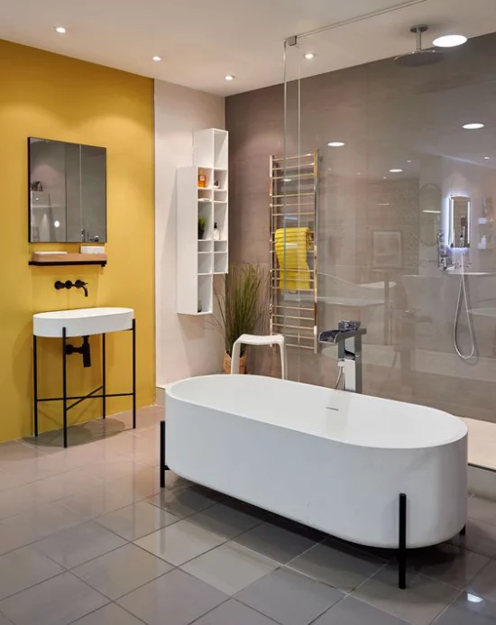 Trendfarben 2021 im Interieur Badezimmer in Grau gelbe Akzentwand starke visuelle Wirkung