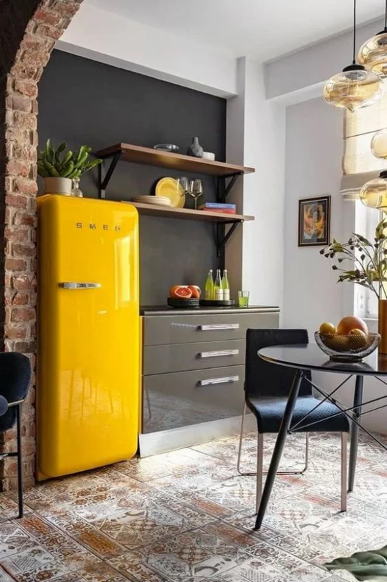 Trendfarben 2021 im Interieur Küche im Industrial Style gelber Kühlschrank Hingucker