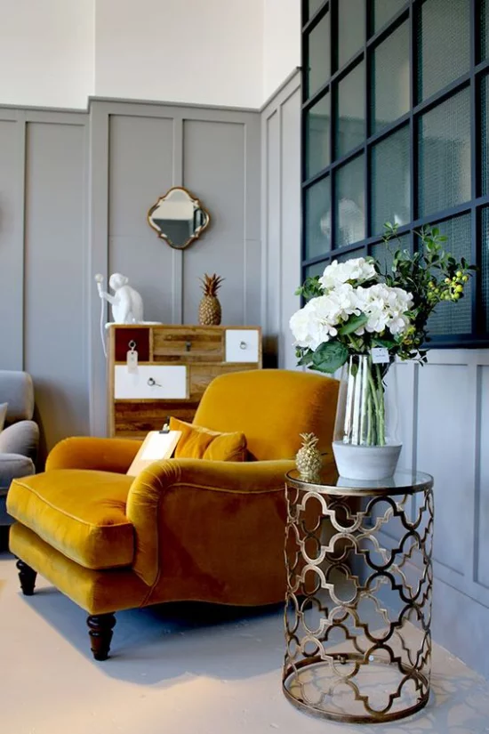 Trendfarben 2021 im Interieur bequemer Sessel Samt in Goldgelb schöner Blickfang