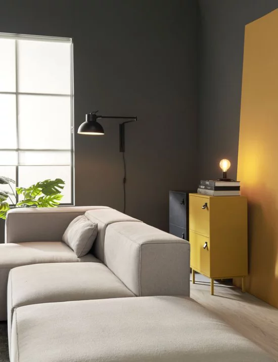 Trendfarben 2021 im Interieur elegant eingerichtetes Wohnzimmer Luxus pur in Gelb und Grau