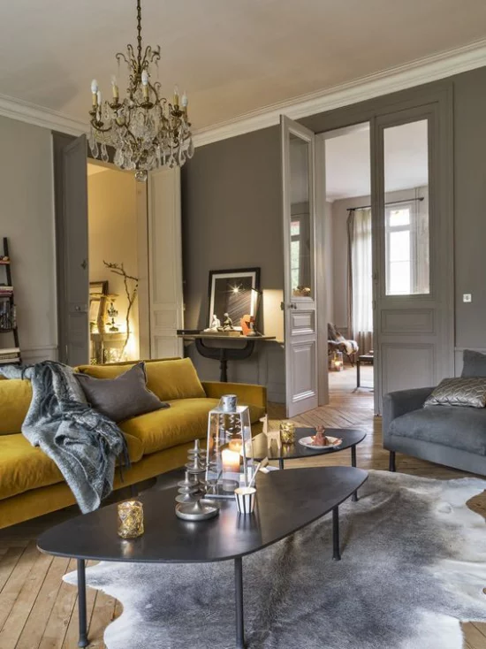 Trendfarben 2021 im Interieur graues Wohnzimmer ein Blickfang gelbes Sofa