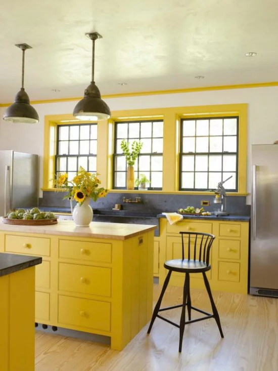 Trendfarben 2021 im Interieur moderne Küche in Illuminating Yellow warm gemütlich einladend