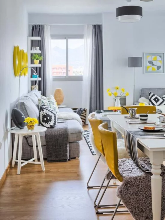 Trendfarben 2021 im Interieur moderne Wohnküche Grau dominiert gelbe Akzente hier und da verteilt