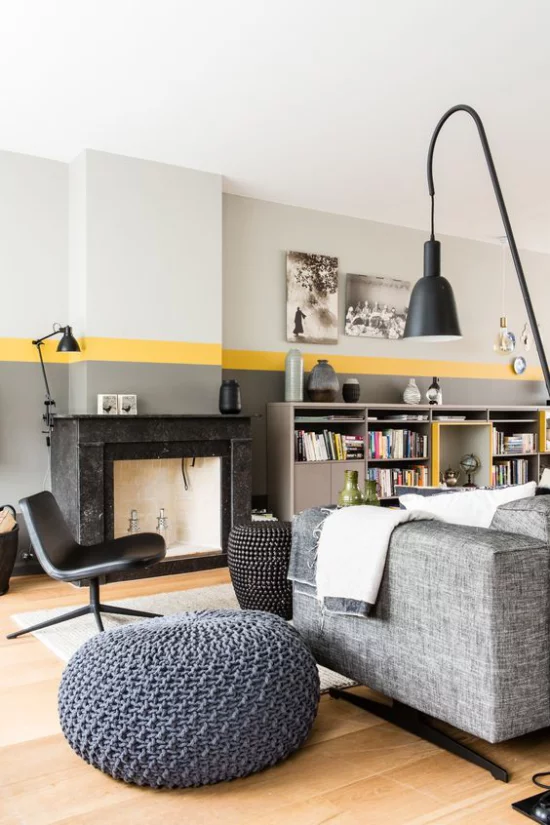 Trendfarben 2021 im Interieur schickes Design Wohnzimmer modernes Ambiente gelber Streifen an der Wand kleine gelbe Akzente