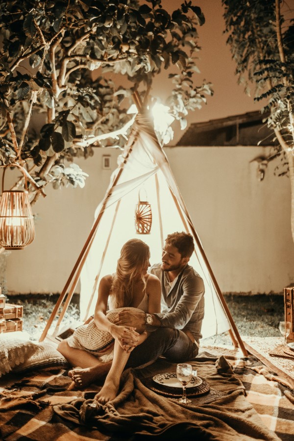 Valentinstag Unternehmungen für Zuhause – Ideen für Liebespaare trotz Corona picknick camping im garten