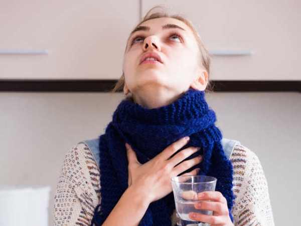 Welche Hausmittel gegen Halsschmerzen kennen Sie Hier sind 9 davon Gurgeln