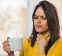 Welche Hausmittel gegen Halsschmerzen kennen Sie? Hier sind 9 davon!