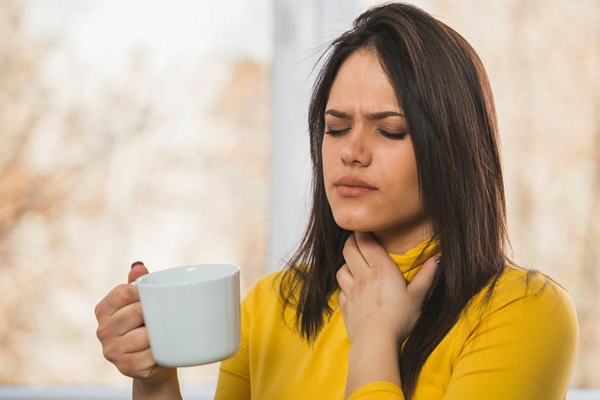 Welche Hausmittel gegen Halsschmerzen kennen Sie Hier sind 9 davon Kräutertee