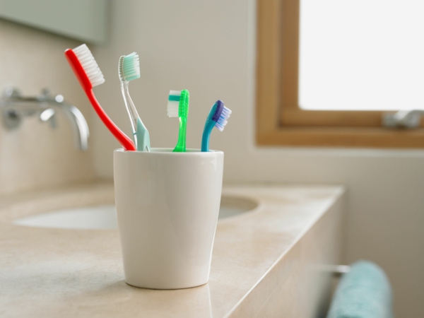 Welche Hausmittel gegen Halsschmerzen kennen Sie Hier sind 9 davon Zahnbürste